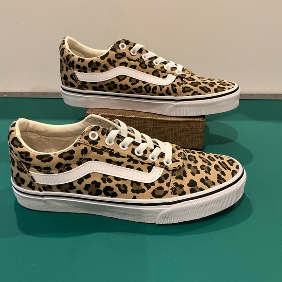 Vans Women's Ward Low-Top Leopard Print Sneakers in Black and White Size 9 - Picture 3 of 7